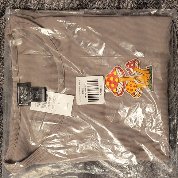 🎉HP🎉 Hot Topic Mushroom Crop Tee - Picture 2 of 3